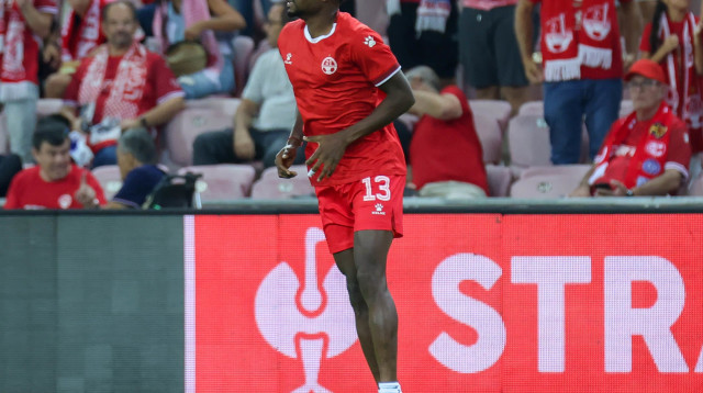 יוג'ין אנסה שחקן הפועל באר שבע בחימום (צילום: דני מרון)