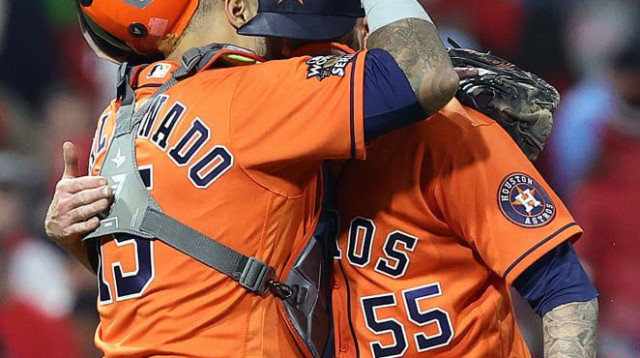 מרטין מלדונאדו עם ריאן פרסלי אחרי ניצחון יוסטון טקסאנס (צילום: GettyImages, Tim Nwachukwu)