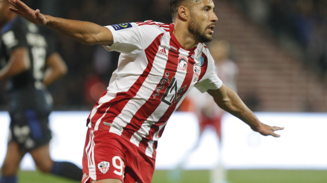 יוסף בלאילי שחקן אז'קסיו חוגג שער (צילום: GettyImages, PASCAL POCHARD-CASABIANCA/AFP)