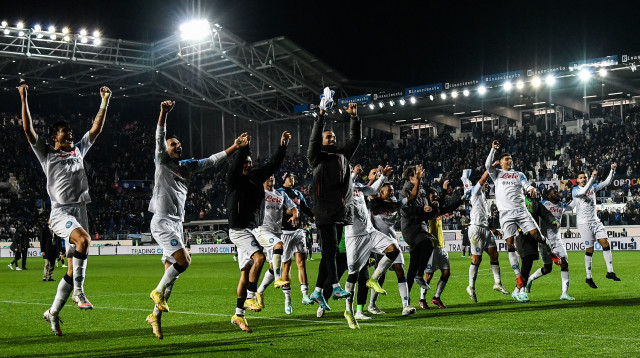 שמישהו ינסה לעצור אותם. שחקני נאפולי חוגגים ניצחון תשיעי רצוף (צילום: GettyImages, ISABELLA BONOTTO/AFP)