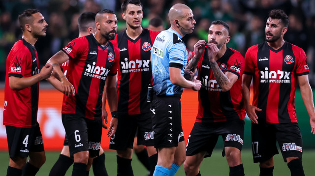 עידן לייבה שופט הכדורגל עם שחקני הפועל חיפה (צילום: מאור אלקסלסי)