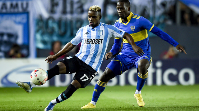 שחקן ראסינג יוהאן קרבונרו מול שחקן בוקה ג'וניורס לואיס אדבינקולה (צילום: GettyImages, Marcelo Endelli)