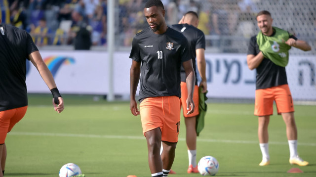 אנז' פרדי פלומן שחקן סקציה נס ציונה בחימום (צילום: אריאל שלום)