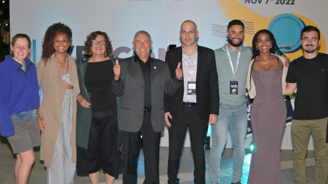 בתמונה: עופר גוטמן, מנכ״ל מסע ואלוף במיל׳ דורון אלמוג, יו״ר הסוכנות עם משתתפי מסע (צילום: מסע)