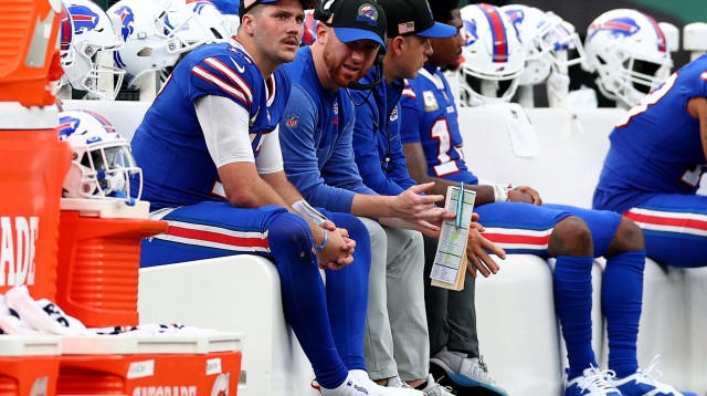 ג'וש אלן על ספסל בפאלו בילס (צילום: GettyImages, Elsa)