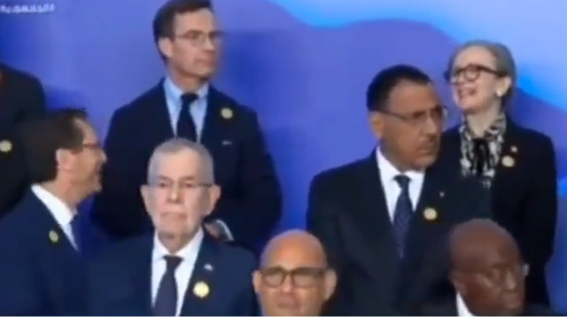 הרצוג וראש ממשלת תוניסיה מתבדחים בשולי וועידת האקלים (צילום: צילום מסך רשתות ערביות)