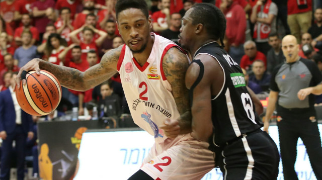 גרג וויטינגטון שחקן הפועל גלבוע גליל, ג'ייקובן בראון שחקן הפועל ירושלים (צילום: לילך וייס רוזנברג)