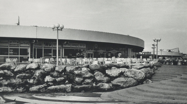 דולפינריום, תל-אביב. מבט מדרום אל חזית בית הקפה, 1982 בקירוב (צילום נחום זולוטוב) (צילום: יחצ)