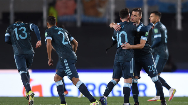 שחקן נבחרת ארגנטינה, ג'ובאני לו סלסו, מחבק את ליאונל מסי (צילום: GettyImages, Marcelo Endelli)