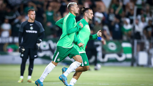 שון גולדברג, עומר אצילי שחקני מכבי חיפה בחימום (צילום: מאור אלקסלסי)