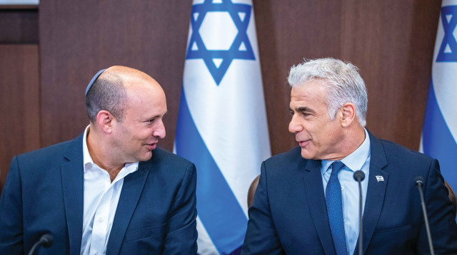 יאיר לפיד, נפתלי בנט (צילום: אוליבייה פיטוסי, פלאש 90)