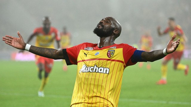 סקו פופאנה שחקן לאנס חוגג שער (צילום: GettyImages, DENIS CHARLET/AFP)