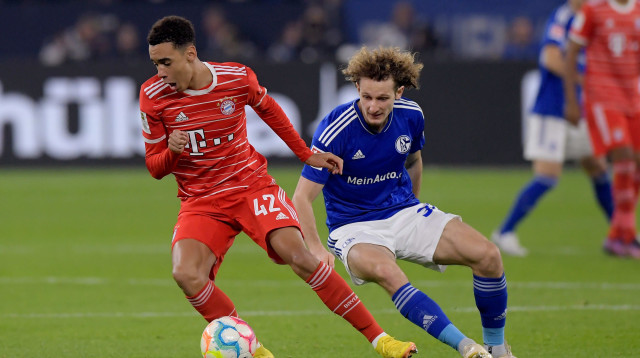 שחקן באיירן מינכן ג'מאל מוסיאלה, מול שחקן שאלקה, אלכס קראל (צילום: GettyImages, Soccrates Images)