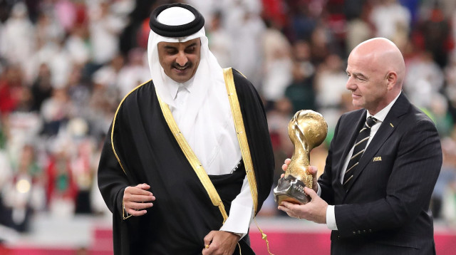 ג'אני אינפנטינו נשיא פיפ"א עם אמיר קטאר, שייח' תמים בן חמאד אל תאני (צילום: רויטרס)