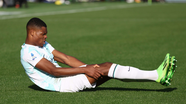 דנזל דומפריס שחקן אינטר פצוע (צילום: GettyImages, Maurizio Lagana)