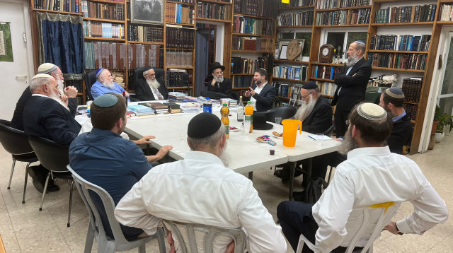 בצלאל סמוטריץ' יחד עם הרבנים (צילום: מפלגת הציונות הדתית )