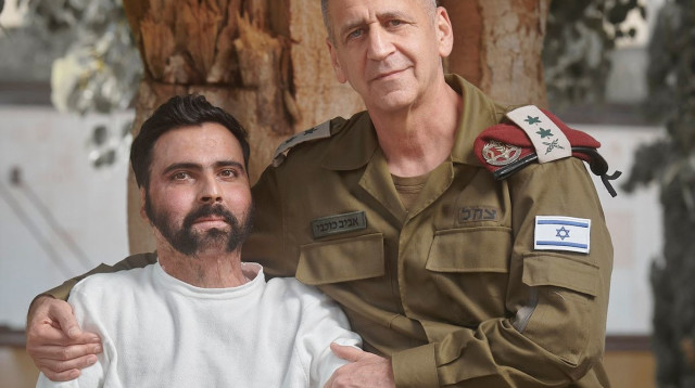 איציק סעידיאן 2022 עם אביב כוכבי תערוכת ציפור הנפש (צילום: פיני סילוק)