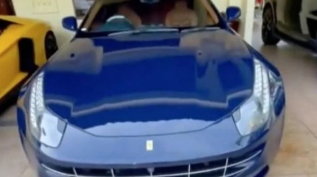 הפרארי הכחולה של נאסרי, לכאורה כמובן (צילום: מתוך טיקטוק)