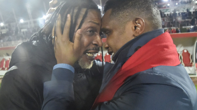 מאמן נבחרת קמרון, ריגובר סונג, עם נשיא ההתאחדות סמואל אטו (צילום: GettyImages, AFP)