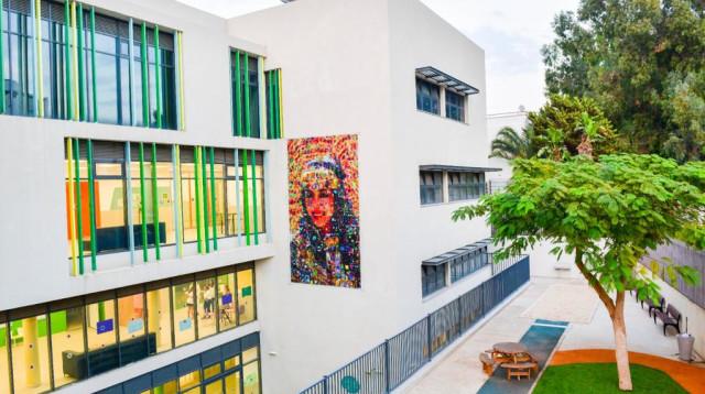 דיוקן עפרה חזה ז"ל על גבי הקיר החיצוני של בית הספר (צילום: דוברות עיריית תל אביב יפו)