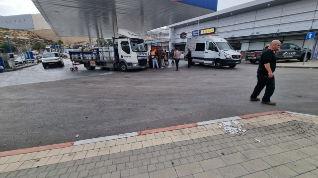 זירת פיגוע הדקירה באזור התעשייה באריאל (צילום: TPS)