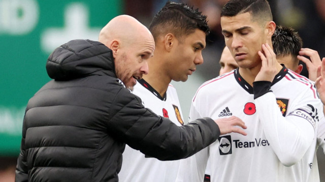 שחקן מנצ'סטר יונייטד כריסטיאנו רונאלדו עם אריק טן האח (צילום: רויטרס)