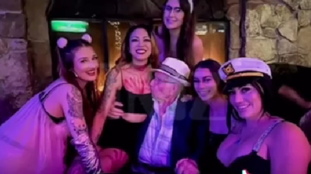 פומה והעובדות במועדון (צילום: מתוך טיקטוק)