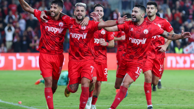 שחקני הפועל באר שבע חוגגים עם רותם חטואל (צילום: דני מרון)