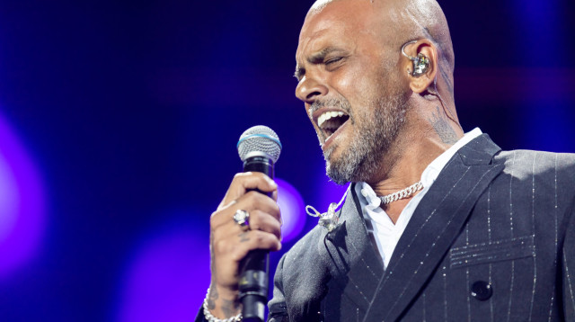 אייל גולן בהופעה (צילום: אלוני מור)