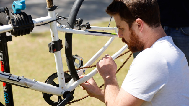 סדנת תיקון אופניים של פנימית ודיזנגוף סנטר (צילום: גיא יחיאל)