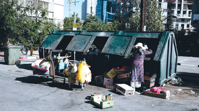 מחטטים בפחים  (צילום: תומר נויברג פלאש 90)