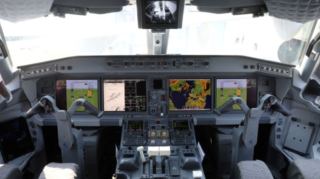 תא הטייס (צילום: רויטרס)