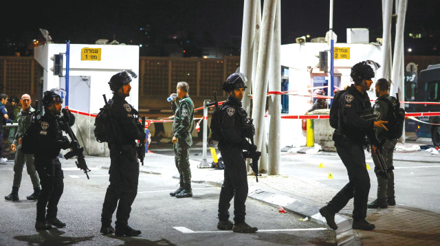 זירת הפיגוע במחסום שועפאט (צילום: אוליביה פיטוסי, פלאש 90)