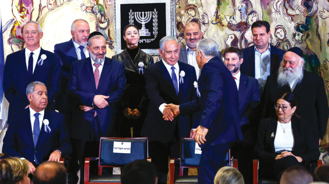 ראשי הרשימות לפני צילום התמונה המסורתית לכנסת ה-25 (צילום: אוליביה פיטוסי, פלאש 90)