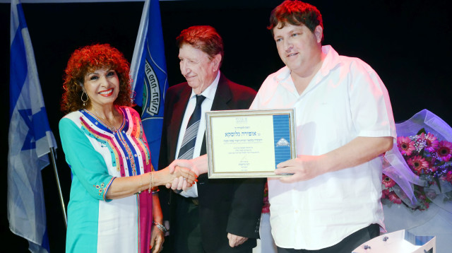 גרינברג מעניק את האות לזמרת אופירה גלוסקא בטקס יקירי העיר. "עושר אנושי" (צילום: זאב שטרן)