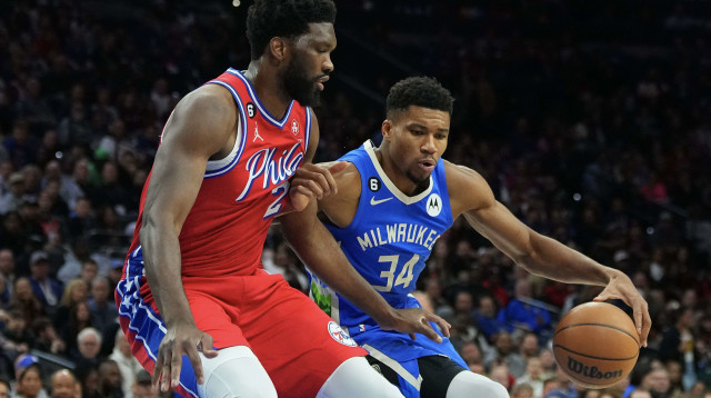 שחקן מילווקי באקס יאניס אנטטוקומפו מול שחקן פילדלפיה סיקסרס ג'ואל אמביד (צילום: GettyImages, Mitchell Leff)