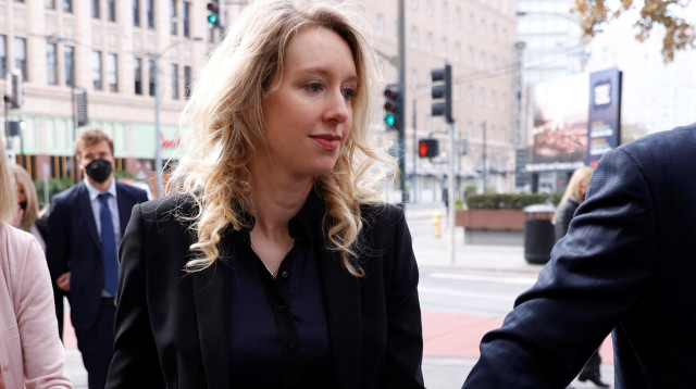 אליזבת הולמס בפתח בית המשפט בקליפורניה (צילום: רויטרס)