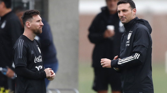 שחקן יותר טוב היום? מסי עם סקאלוני (צילום: רויטרס)