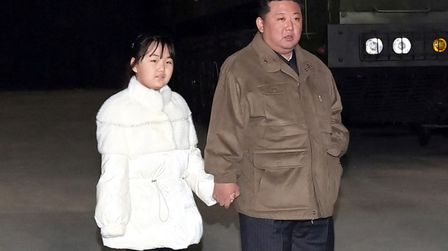 מנהיג צפון קוריאה קים ג'ונג און ובתו שנחשפת לראשונה (צילום: רויטרס)