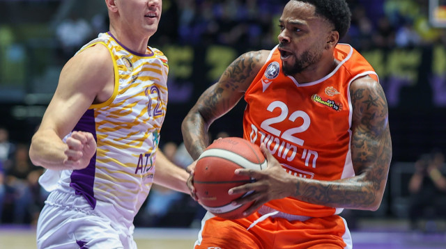 שבחים מהמאמן. עמיר מול קופר (צילום: דני מרון)