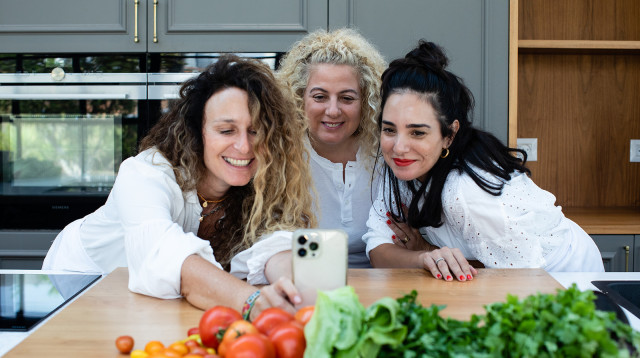 מלכות המטבח. תמרה אהרוני, קרן אגם ורותם ליברזון (צילום: אחיקם בן יוסף)