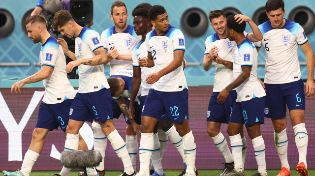שחקני נבחרת אנגליה חוגגים שער של ג'וד בלינגהאם (צילום: רויטרס)