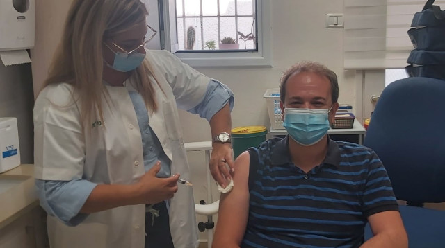 כהן מחסנת מטופל. "עכשיו, כשיש רגיעה, אנשים נכנסו לשאננות" (צילום: משה כהן)