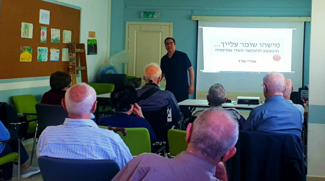 אורי ארד בזמן ההרצאה השבוע בעמך (צילום: חן קריג)