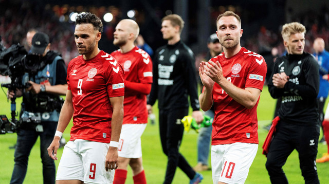 שחקני נבחרת דנמרק כריסטיאן אריקסן עם מרטין בריית'ווייט (צילום: GettyImages, CLAUS BECH/Ritzau Scanpix/AFP)