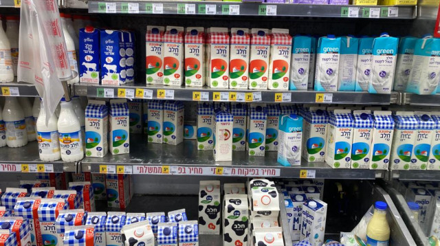 חלב בסופרמרקט (צילום: אבשלום ששוני)