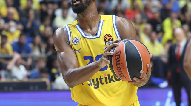 קטש הפתיע כשהציב אותו בחמישייה. הולינס (צילום: דני מרון)