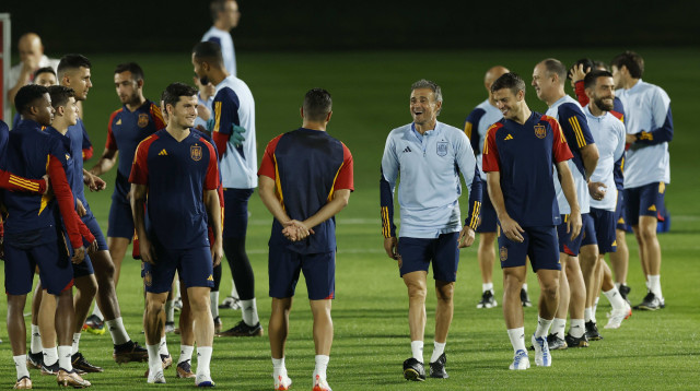 לואיס אנריקה מאמן נבחרת ספרד עם שחקניו באימון (צילום: רויטרס)