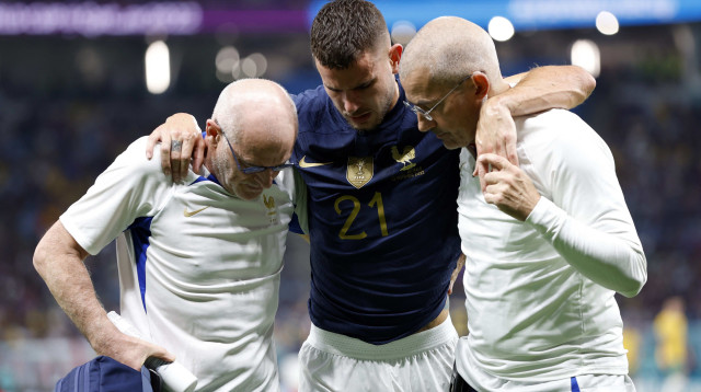 לוקאס הרננדז שחקן נבחרת צרפת לאחר פציעתו (צילום: רויטרס)