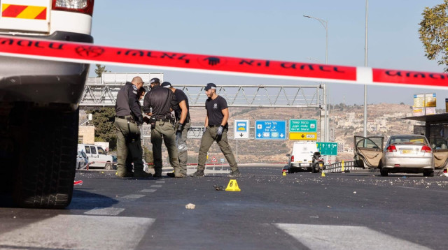 תמונה מזירת הפיגוע בי-ם (צילום: מרק ישראל סלם)